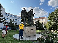 EBI 2025 Mirek 238  Hledáme místo, na kterém vytvoříme živý obraz se sousoším T. Braha aj. Keplera na Pohořelci. - středa, 6. srpna