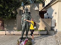 EBI 2025 Mirek 240  Julka pózuje se sochou M. R. Štefánika před hvězdárnou na Petříně. - středa, 6. srpna