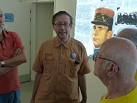 EBI 2025 Mirek 263  Ebicyklisté hovoří s pracovníkem hvězdárny panem Filipem Walterem. - středa, 6. srpna