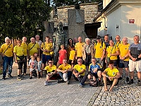 EBI 2025 Mirek 270  Náhodný kolemjdoucí nás ochotně vyfotí na můj mobil, takže na obraze jsem i já. - středa, 6. srpna