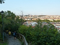 EBI 2025 Mirek 273  Scházíme z Petřína dolů na Újezd. - středa, 6. srpna