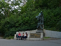 EBI 2025 Mirek 274  Socha Karla Hynka Máchy je vždy obklopena mladými lidmi. - středa, 6. srpna