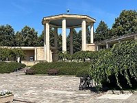 EBI 2025 Mirek 279  Gloriet u Památníku v Lidicích. - čtvrtek, 7. srpna