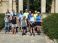 EBI 2025 Mirek 280  Živý obraz ebicyklistů pod Glorietem v Lidicích. - čtvrtek, 7. srpna