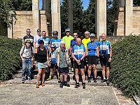 EBI 2025 Mirek 281  Ochotný kolemjdoucí nás vyfotografuje všechny společně. - čtvrtek, 7. srpna