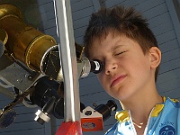 EBI 2025 Mirek 316  Slunce ve vizuálním oboru pozoruje i mladá naděje Ebicyklu (Tobík). - pátek, 8. srpna