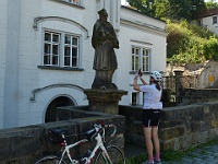 EBI 2025 Mirek 330  Aďa fotografuje sochu sv. Jana Nepomuckého na mostě. - pátek, 8. srpna