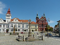 EBI 2025 Mirek 337  Mariánské náměstí ve Staré Boleslavi se dvěma ebicyklisty. - pátek, 8. srpna