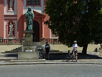 EBI 2025 Mirek 339  Martin a Aďa čekají, až všechno vyfotografuji. - pátek, 8. srpna