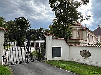 EBI 2025 Mirek 345  Postranní brána do areálu zámku. - pátek, 8. srpna