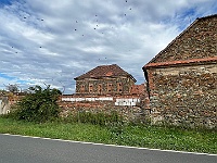 EBI 2025 Mirek 348  Hejno ptáků nad polorozbořeným dvorem v Křeslicích. - pátek, 8. srpna