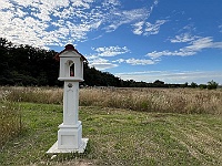 EBI 2025 Mirek 349  Boží muka sv. Jakuba nám ukazují, že jsme skoro v cíli etapy. - pátek, 8. srpna