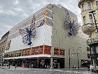 EBI 2025 Mirek 352  Letouny Spitfire na fasádě obchodního domu Máj od Davida Černého. - sobota, 9. srpna