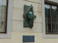 EBI 2025 Mirek 357  Busta Ernsta Macha na budově na Starém Městě, kde tento fyzik a filosof přednášel. - sobota, 9. srpna