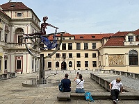 EBI 2025 Mirek 366  Před Tyršovým domem je umístěna socha Věry Čáslavské opět od Davida Černého. - sobota, 9. srpna