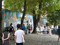 EBI 2025 Mirek 370  Na Velkopřevorském náměstí se lidé shromažďují u zdi J. Lennona. - sobota, 9. srpna