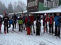 SKI 2025 Mirek 008  Společné foto před Turnovskou chatou (je nás patnáct a to na snímku nejsou všichni!). – čtvrtek, 13. února