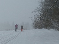 SKI 2025 Mirek 019  Po správném namazání lyží už s námi starými mládež drží krok (Ilona, Marek). - čtvrtek, 13. února