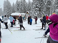 SKI 2025 Mirek 037  Teprve nyní se přidaly Linda a Ilona. - pátek, 14. února