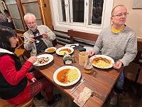 SKI 2025 Mirek 039  Po návratu na chatu nás čeká teplá večeře (Ilona Hájková, Honza Chládek, Láďa Šmelcer). - pátek, 14. února