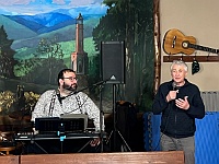 SKI 2025 Mirek 040  Na dnešní večer je připravena živá hudba spojená s koštem vína (Jura Cáb). - pátek, 14. února