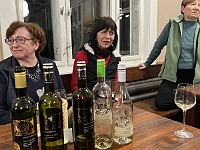 SKI 2025 Mirek 042  “Vína Vinařství Vyskočil“ (Hanka Cábová, Ilona Hájková, paní Vyskočilová). - pátek, 14. února