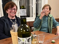 SKI 2025 Mirek 045  Víno se nám nějak zamlžilo (Hanka Cábová, paní Vyskočilová). - pátek, 14. února