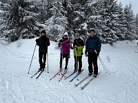 SKI 2025 Mirek 047  Třetí den stále chumelí tak běžkujeme v okolí chaty (Ondra Dlabola, Ilona, Radka, Honza). - sobota, 15. února