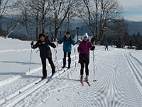 SKI 2026 Mirek 014  Naše skupina (Radka, Evžen, Ilona a Mirek) v Kořenově při cestě na Jizerku. - pátek, 20. února