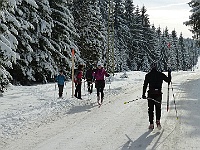 SKI 2026 Mirek 020  Před Jizerkou musíme překročit Polubenskou silnici (Radka, Ilona). - pátek, 20. února