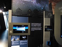 EbiCERN 2025 Mirek 014  Účelem dalekohledu je zachytit co nejvíce světla. Řada čtyř 8,2 m dalekohledů vesmírný 2,4 m Hubbleův dalekohled. - středa, 14. května