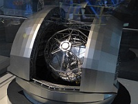 EbiCERN 2025 Mirek 027  Model dalekohledu ELT (Extra Large Telescope) a jeho kopule, který se staví na vrcholu Cerro Armazones v poušti Atacama v severním Chile. - středa, 14. května