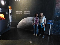 EbiCERN 2025 Mirek 032  Dvojportrét před obrázkem Země (Hana, Lenka). - středa, 14. května