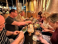 EbiCERN 2025 Mirek 036  V restauraci si dáváme burger a pivo. - středa, 14. května