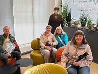 EbiCERN 2025 Mirek 038  Společné foto s velikánem, který se v Ulmu narodil (Láďa Šmelcer, Aďa Mlynská, Lenka Mořkovská, Hana Janatová). - čtvrtek, 15. května