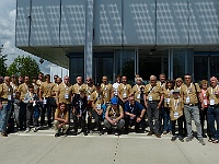 EbiCERN 2025 Mirek 044  Společné foto před Visitor Center CERNu (nyní jsme kompletní, kromě fotografa). - čtvrtek, 15. května