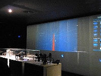 EbiCERN 2025 Mirek 057  “Oblak“ protonů (červená vodorovná čárka) naráží do terče a tento náraz protonů do částic generuje nové částice (bílé čáry), které se rozletí všemi směry. - čtvrtek, 15. května