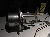 EbiCERN 2025 Mirek 064  Iontový zdroj ve které jsou disociací a ionizací vodíku „vyráběny“ protony.