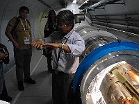 EbiCERN 2025 Mirek 077  “Roura“ urychlovače obsahuje dvě svazkové komory pro protony a systémy s kvadrupóly pro jejich fokuzaci. - čtvrtek, 15. května