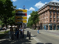 EbiCERN 2025 Mirek 098  Ulice Austerlitz (Slavkov) ve Štrasburgu (Aďa, Lenka, Hana). - pátek, 16. května