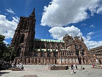 EbiCERN 2025 Mirek 106  Celkový pohled na katedrálu se mě podaří udělat jenom mobilem. - pátek, 16. května