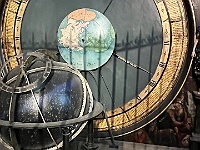 EbiCERN 2025 Mirek 118  24 hodinový číselník se Zemí pozorovanou ze severního pólu. - pátek, 16. května