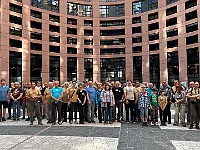 EbiCERN 2025 Mirek 134  Společná fotka účastníků zájezdu na dvoraně budovy Evropského parlamentu. - pátek, 16. května