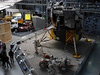 EbiCERN 2025 Mirek 177  Pohled na měsíční modul, vozítko, astronauta a návštěvníky pro představu měřítka. - sobota, 17. května