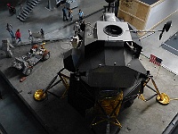 EbiCERN 2025 Mirek 178  V tomto pohledu je vidět kruhový průlez, kterým astronauté přelézali z velitelského do měsíčního modulu (a naopak). - sobota, 17. května