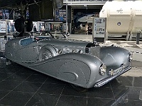 EbiCERN 2025 Mirek 191  Muzeum opouštíme opět přehlídkou luxusních automobilů (Mercedes Benz 500K z roku 1936 má elegantní aerodynamický tvar). - sobota, 17. května