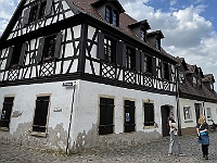 EbiCERN 2025 Mirek 202  Aďa a Lenka jdou hledat kavárnu, hrázděný dům v centru města. - sobota, 17. května