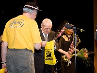 JG-JK 80-narozeniny RK 117  V divadle Semafor - Hejtman předává J. Suchému knihu "Na kole ke hvězdám"
