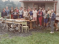 PROFIL 021  Ebicyklisté před hvězdárnou Žďár nad Sázavou 18. 8. 1986 před startem 2. etapy do Třebíče. Foto Oldřich Navrátil.
