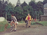 PROFIL 022  Příjezd ebicyklistů na hvězdárnu Vyškov 19. 8. 1986. Foto Josef Vondrouš.